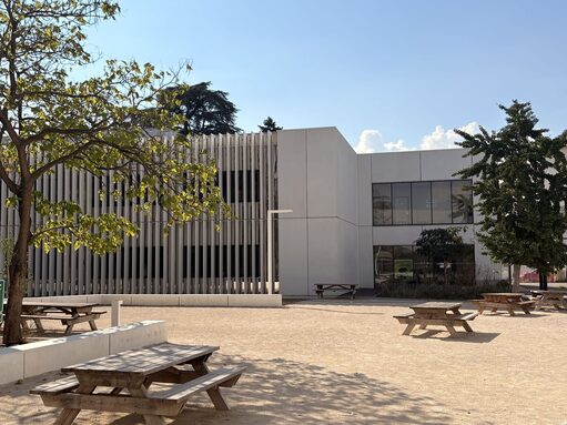 08_nouveau_college_cour.jpg